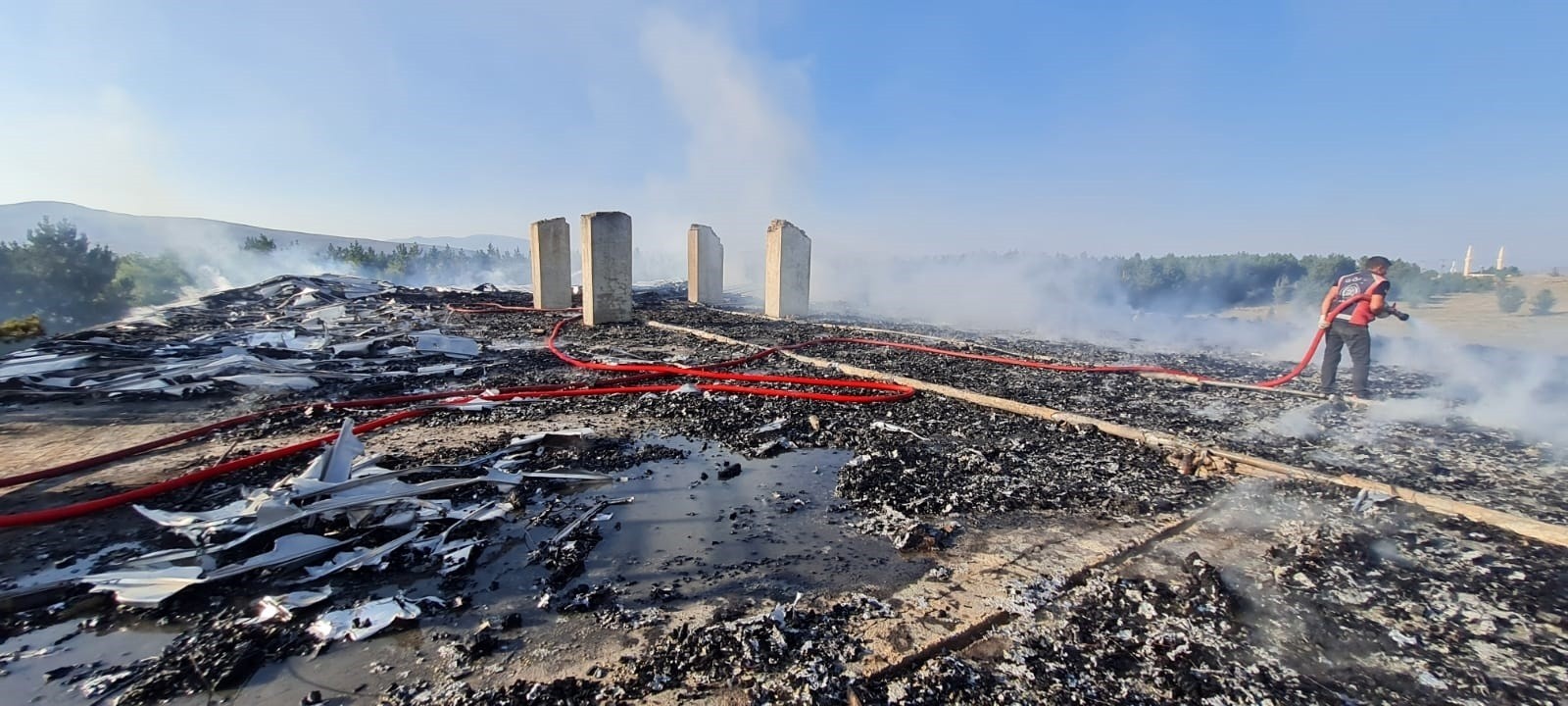 Boşaltılmış askeri alanda çıkan çatı yangını korkuttu