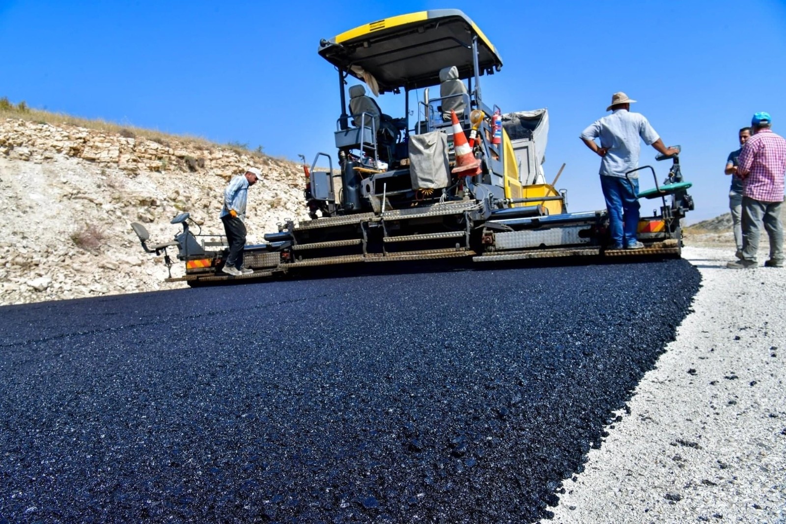 Isparta’da köy yolları için hedeflenen 103 kilometrelik asfaltın 58,5 kilometresi  tamamlandı