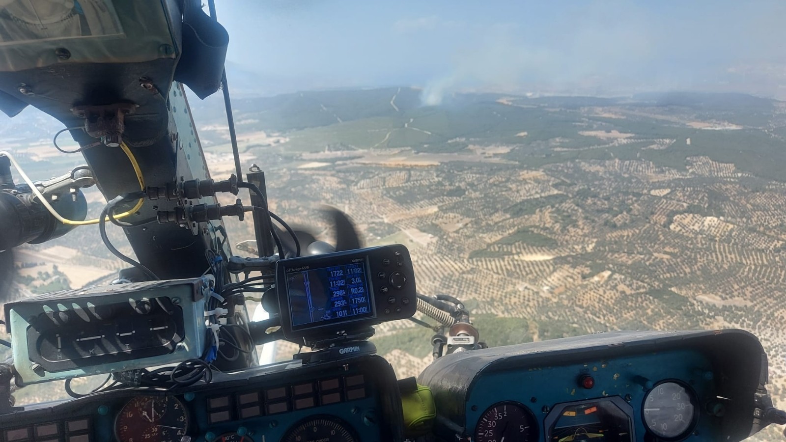 İzmir’in Foça ilçesindeki ormanlık alanda yangın çıktı. Bölgeye, 5 helikopter, 1 uçak, 20 arazözün sevk edildiği belirtildi.