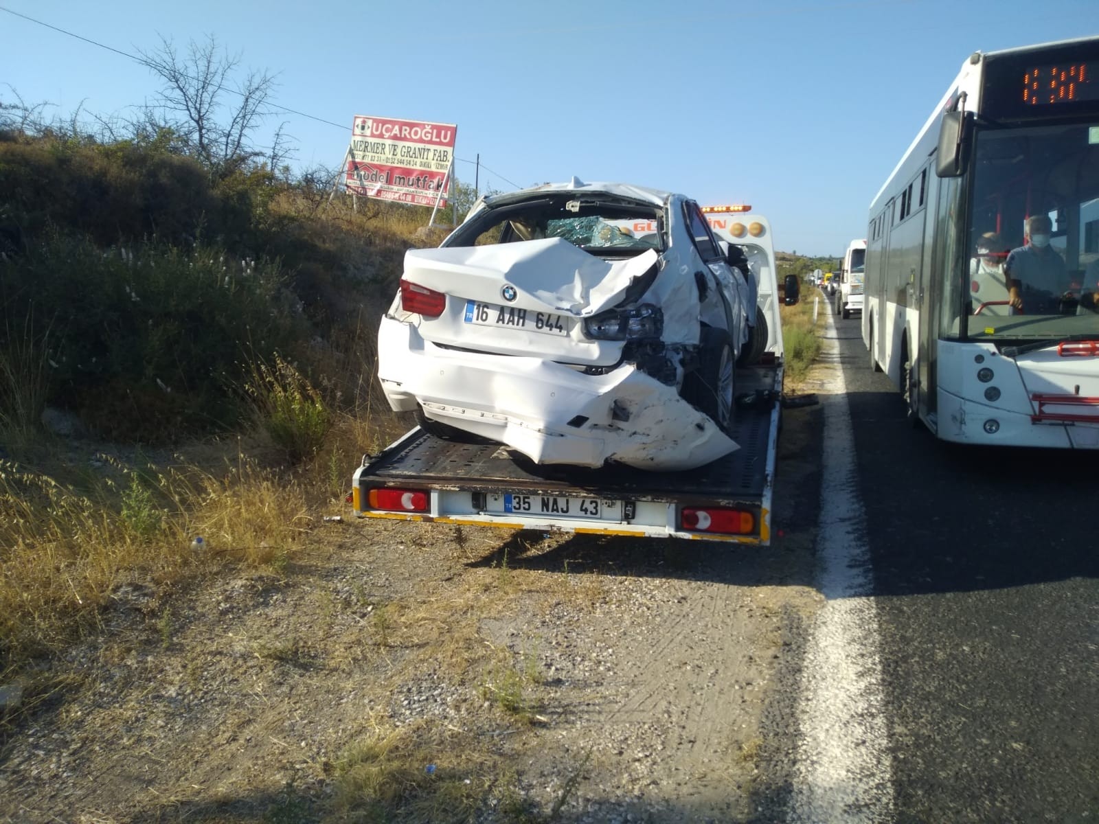 İzmir’de virajı alamayan otomobil kanala yuvarlandı: 3 yaralı
