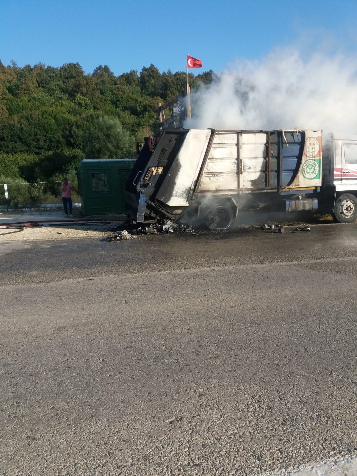 Geri dönüşüm kamyonu alev alev yandı