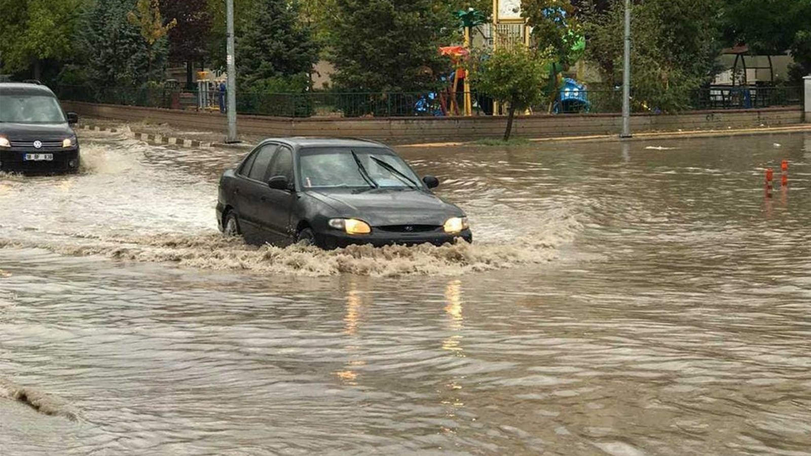 Altyapı sağanak yağışa yetersiz kaldı: Caddeler göle döndü, ev ve iş yerlerini su bastı