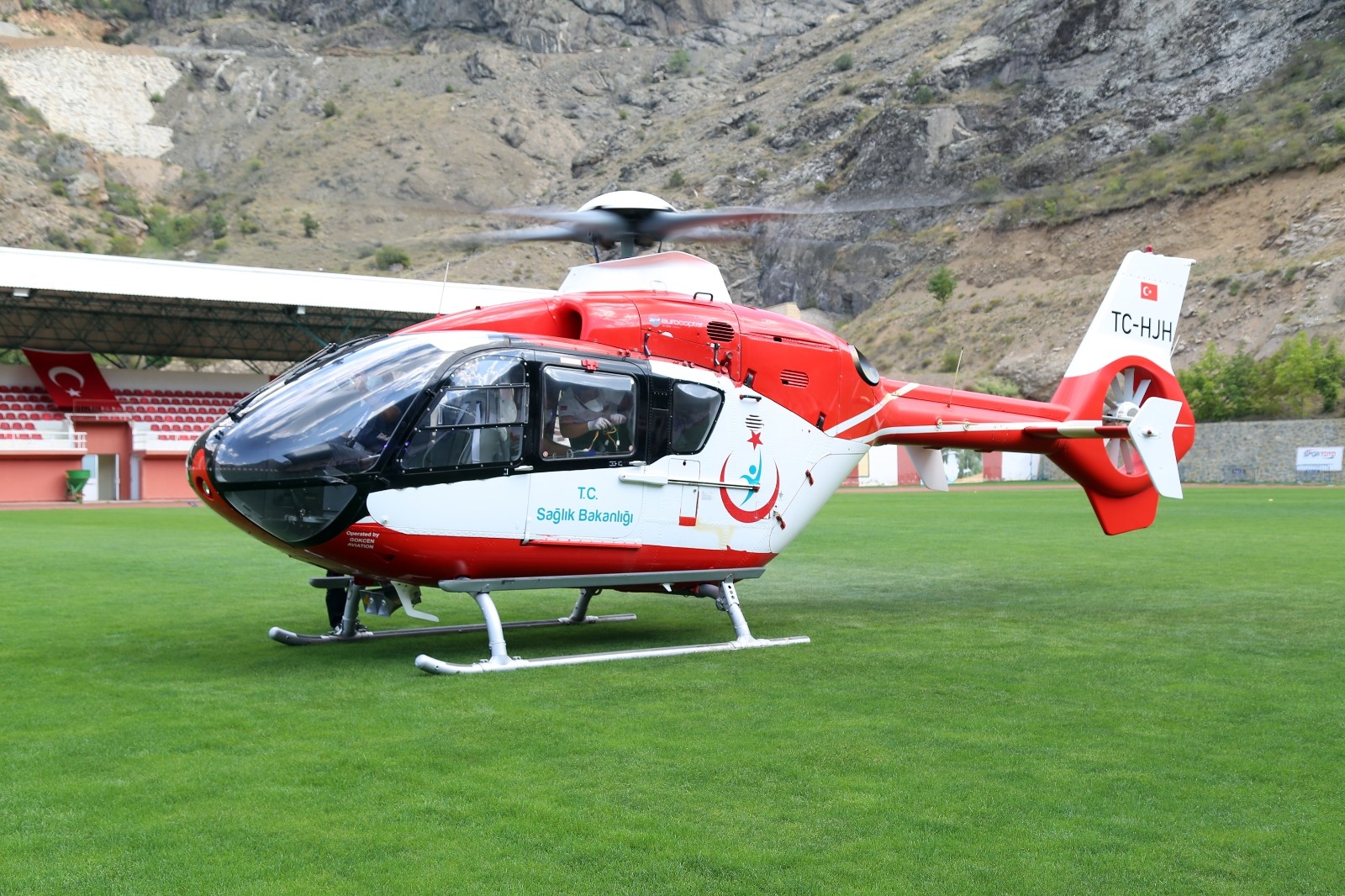 Ambulans helikopter Gümüşhaneli hasta için stada indi