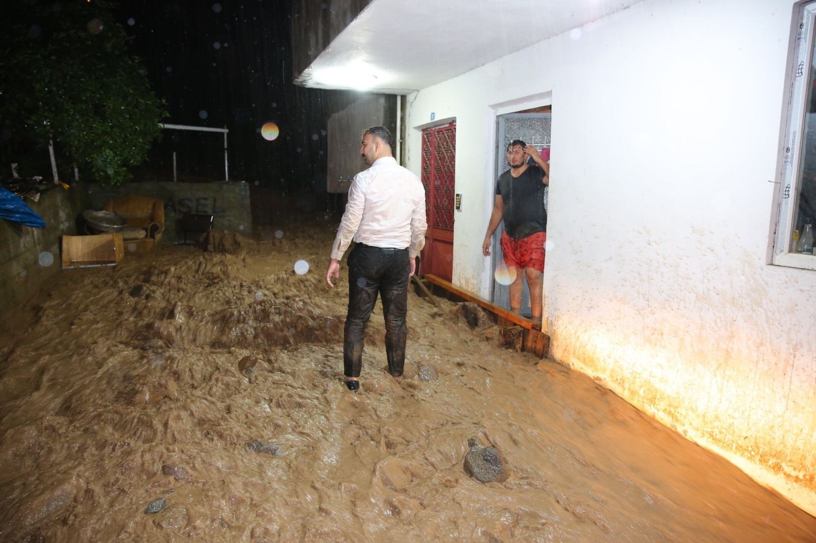 Trabzon’da şiddetli yağış Yomra ilçesinde su baskınlarına neden oldu