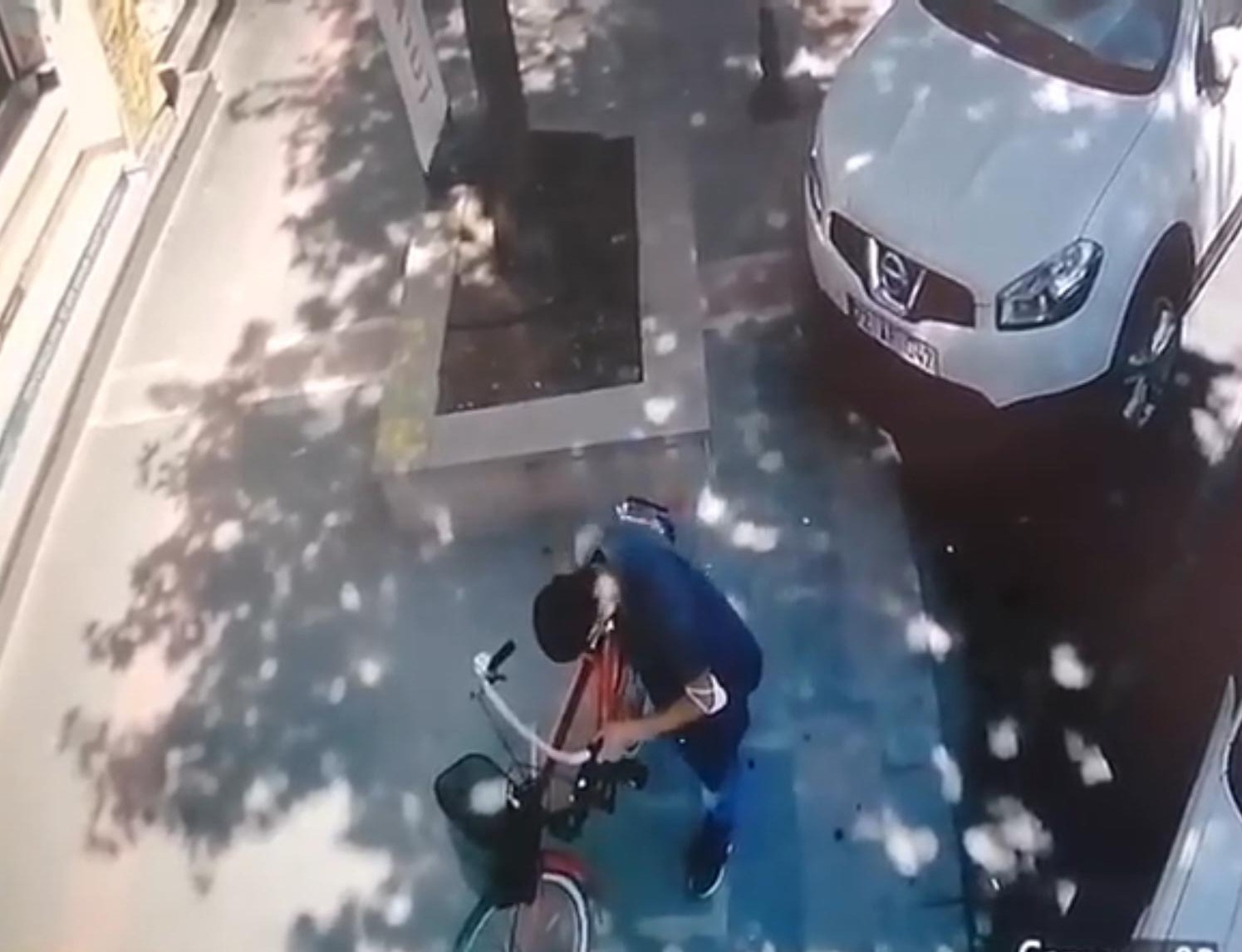 Batman’da bisiklet hırsızı güvenlik kamerasına takıldı