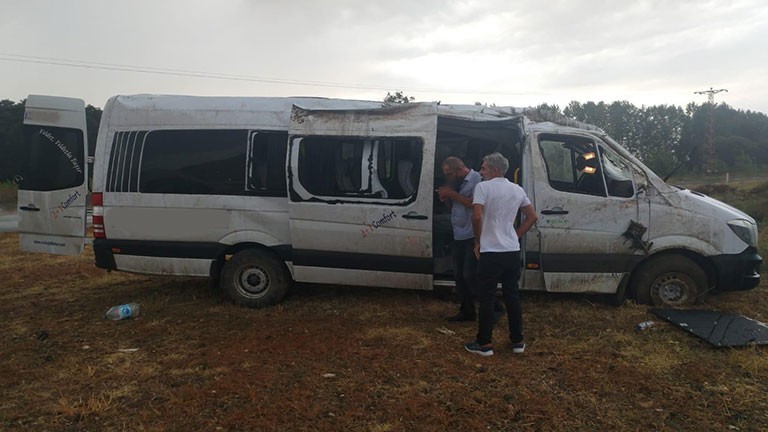 Edirne’de yağışlı havada midibüs yoldan çıktı: 8 yaralı