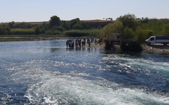 Fırat Nehrine giren 5 kişiden biri boğulurken 4 kişi son anda kurtarıldı