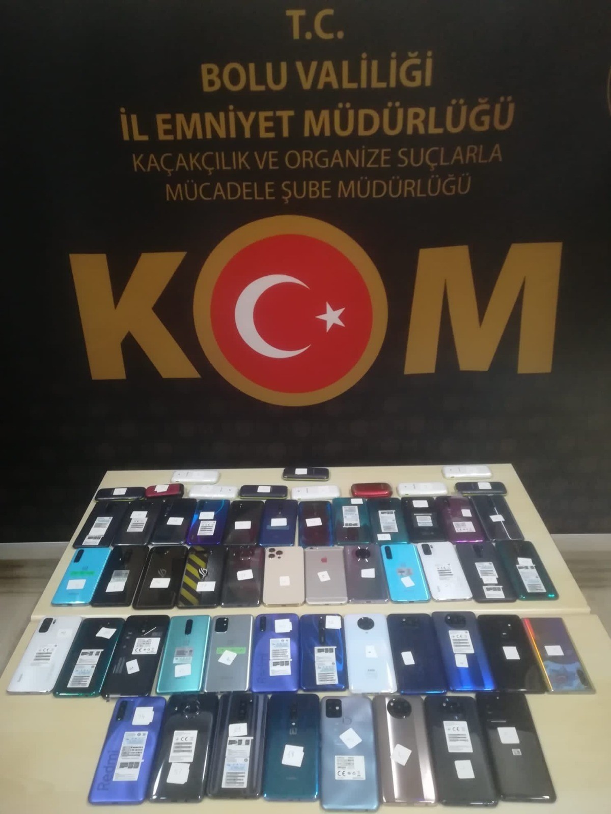 Kaçak cep telefonu satan işyerlerine operasyon: 3 gözaltı