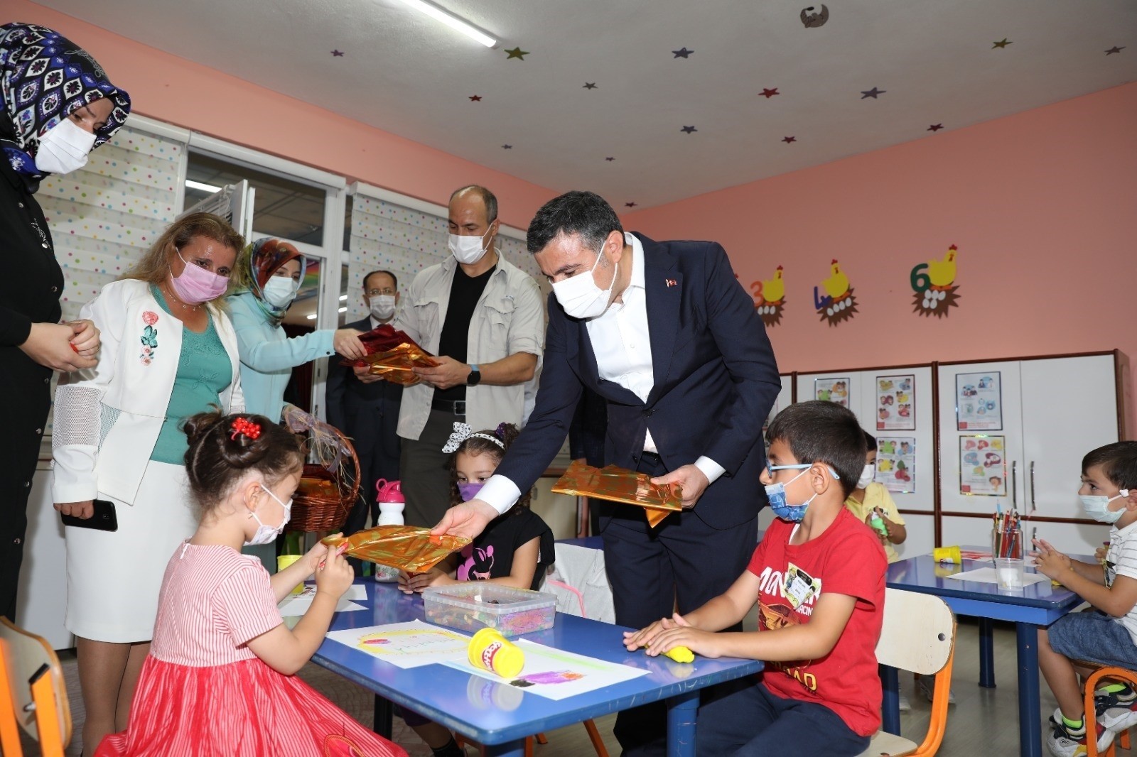 Vali Atay minik öğrencilerin heyecanına ortak oldu