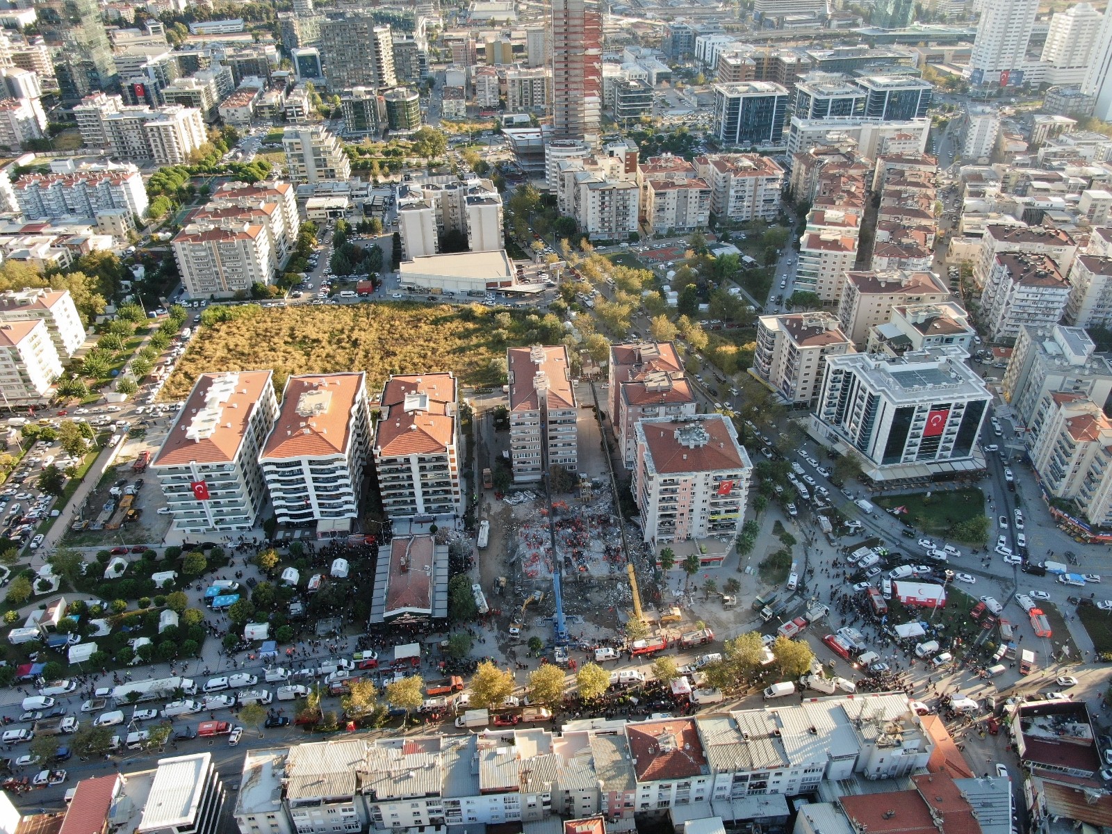36 kişiye mezar olan Rıza Bey Apartmanı davasında depremzedeler fenalaştı, duruşma ertelendi