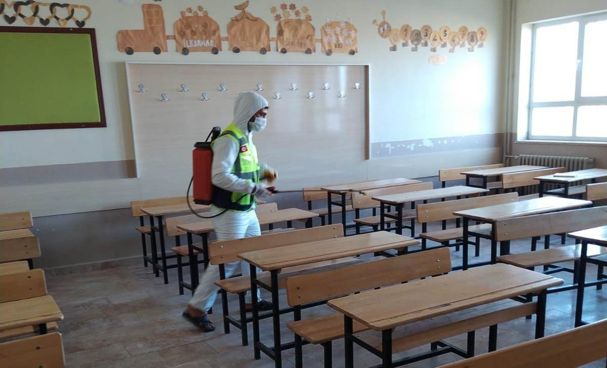 Viranşehir’de okullar dezenfekte edildi