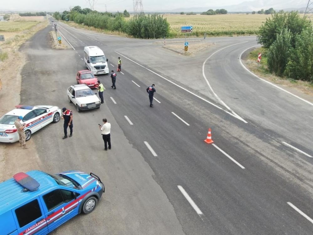 Jandarmadan trafik denetimi: 48 sürücüye 37 bin lira ceza