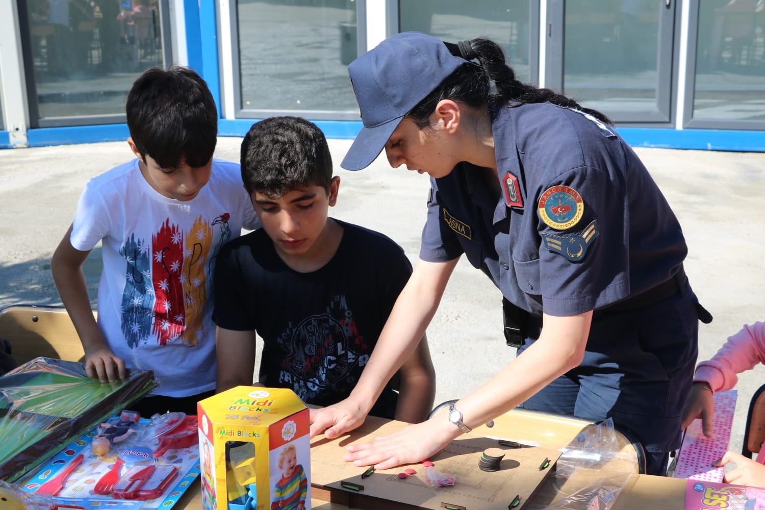 Jandarma Genel Komutanlığı, selden etkilenen çocuklara oyuncak dağıttı