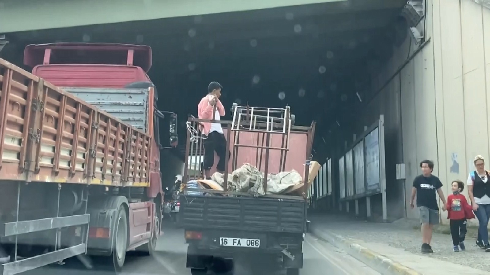 (Özel) Kadıköy’de açık kasa kamyonette tehlikeli yolculuk kamerada