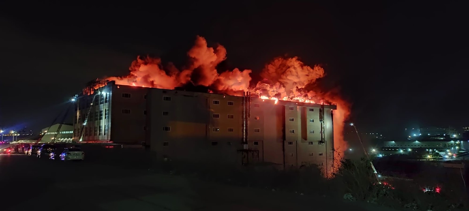 Arnavutköy’de 4 katlı tekstil fabrikasının çatısında çıkan yangın devam ediyor
