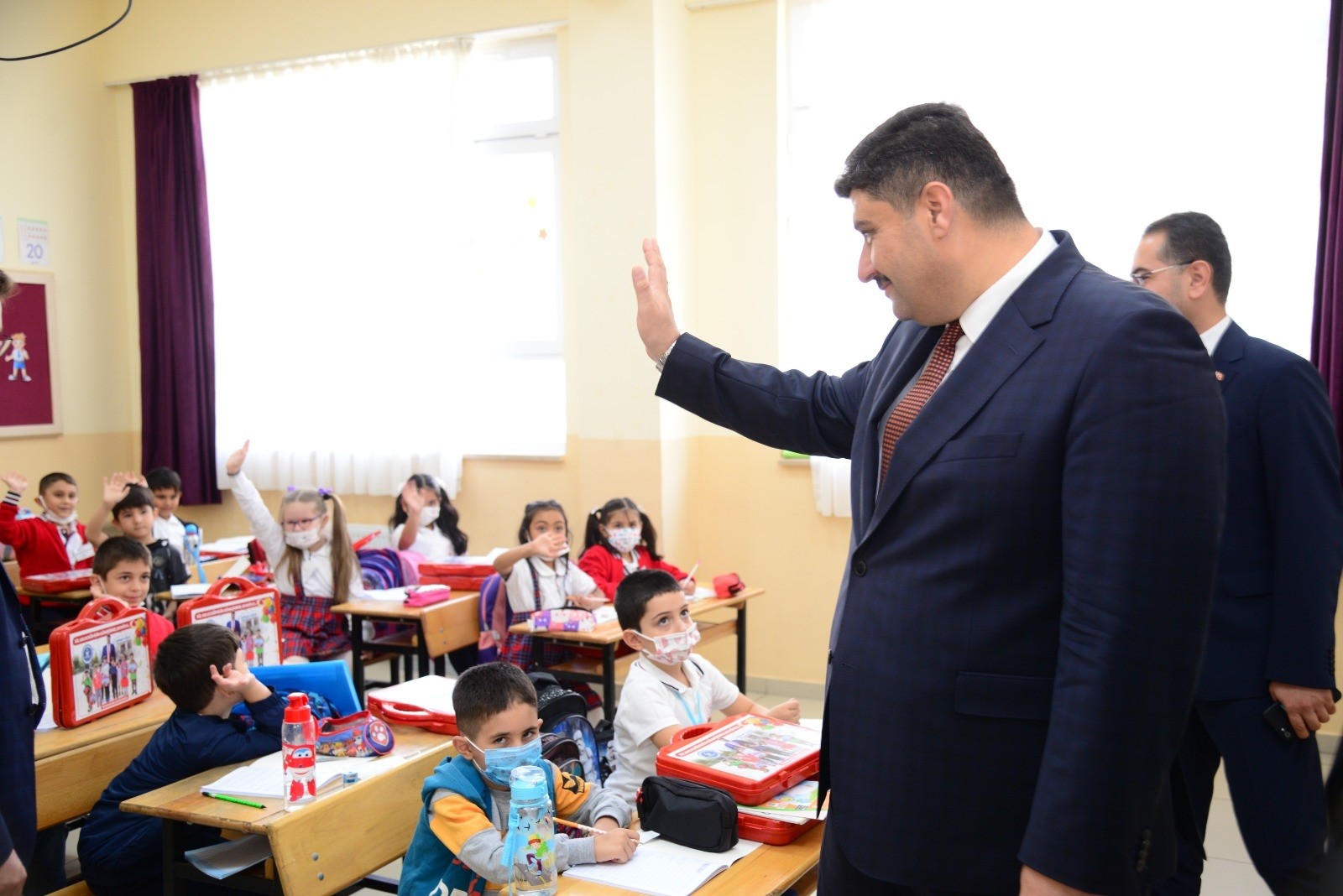Kahramankazan Belediye Başkanı Oğuz’dan eğitim hayatına başlayan miniklere sürpriz