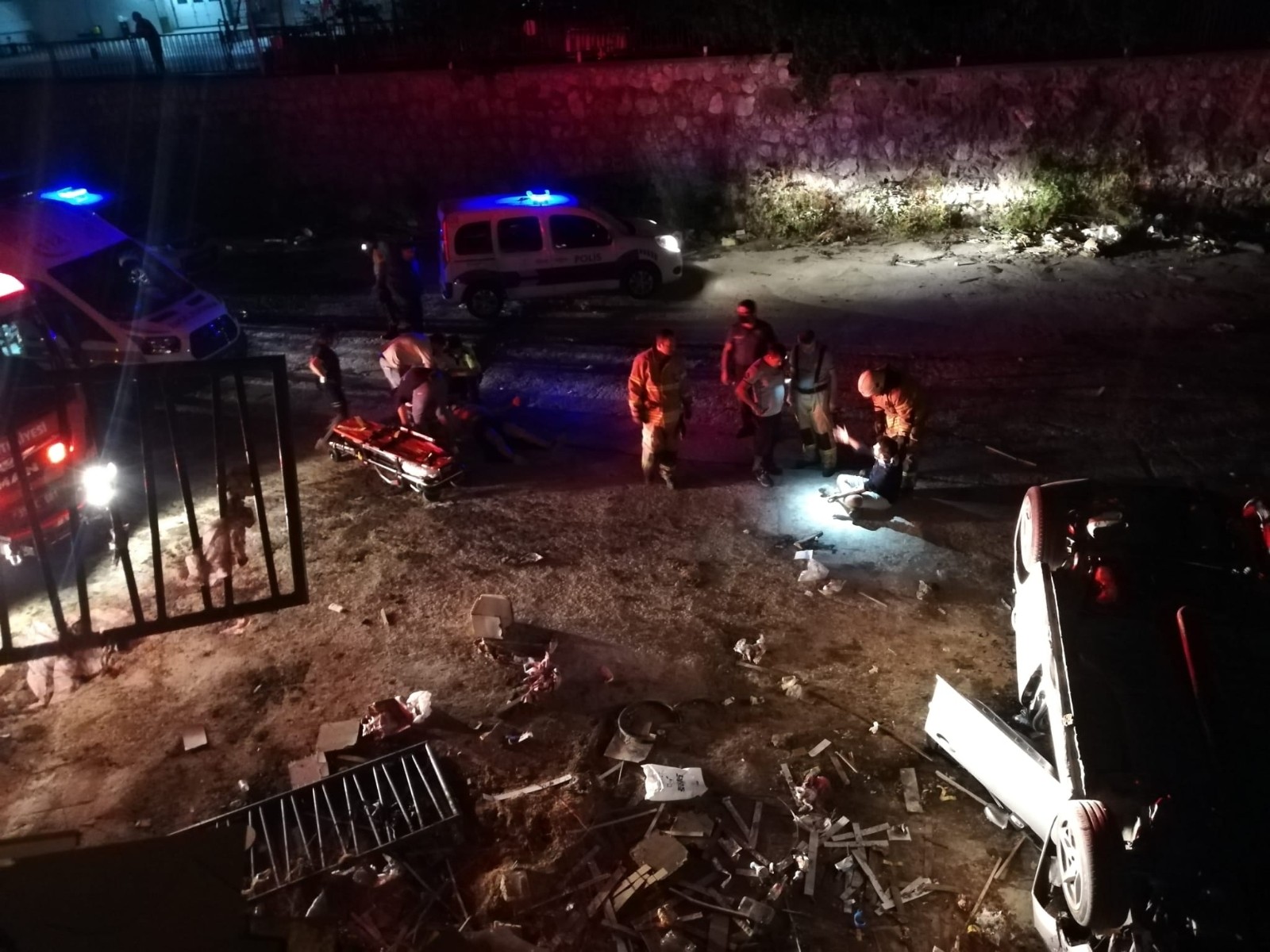 İzmir’de otomobil dereye uçtu: 4 yaralı