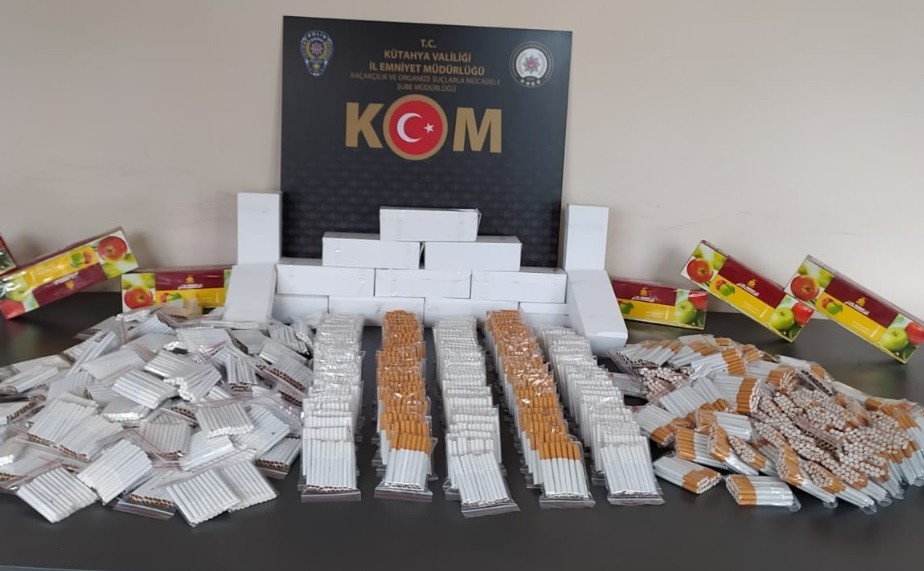Tavşanlı’da 8 bin adet dolu makaron ile nargile tütünü ele geçirildi
