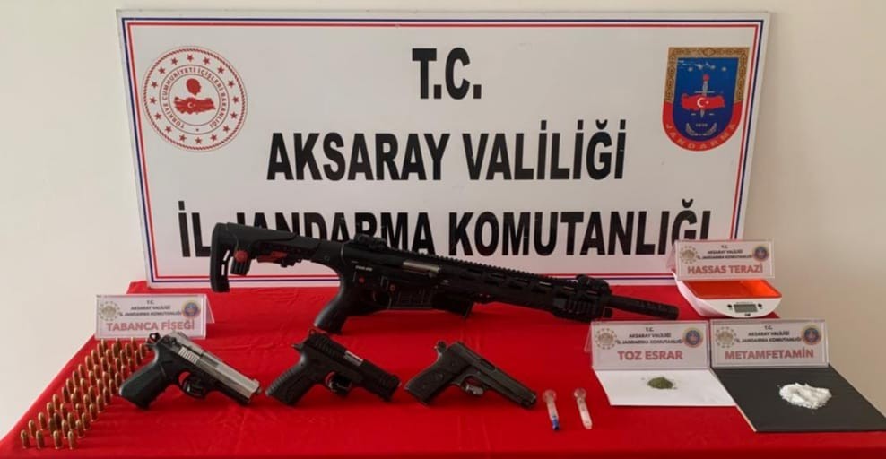 Aksaray’da uyuşturucu ve silah ticareti yapan 3 şüpheli yakalandı