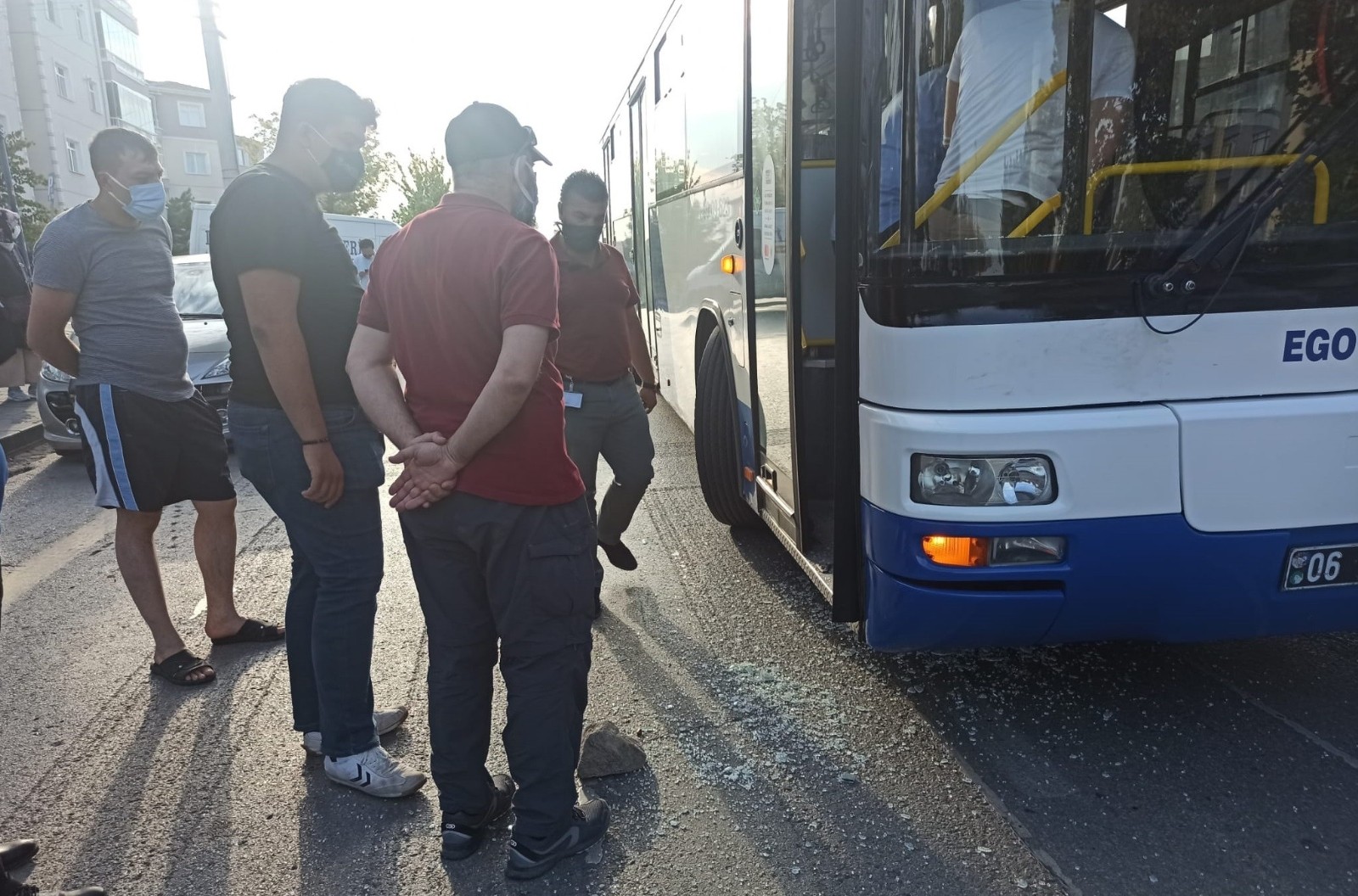 Otobüste bayılan yolcuyu hastaneye yetiştiren şoför silahlı saldırıya uğradı