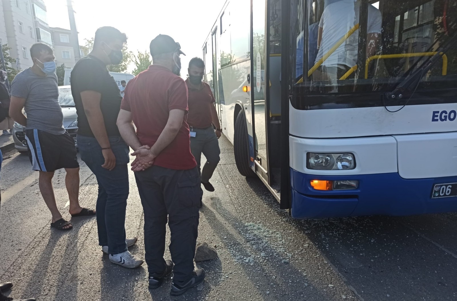 Başkent’te belediye otobüsü şöförü ile yol verme kavgası eden şahıs, otobüse silahla ateş etti