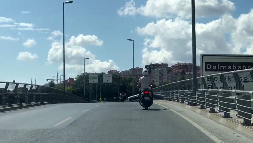 (Özel) Motosikletlinin tehlikeli yolculuğu kamerada
