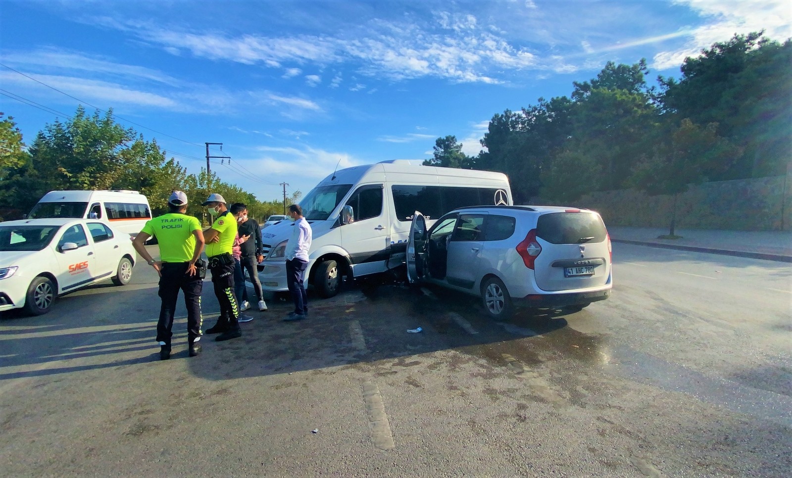 Gebze’de servis minibüsü ile otomobil çarpıştı: 4 yaralı