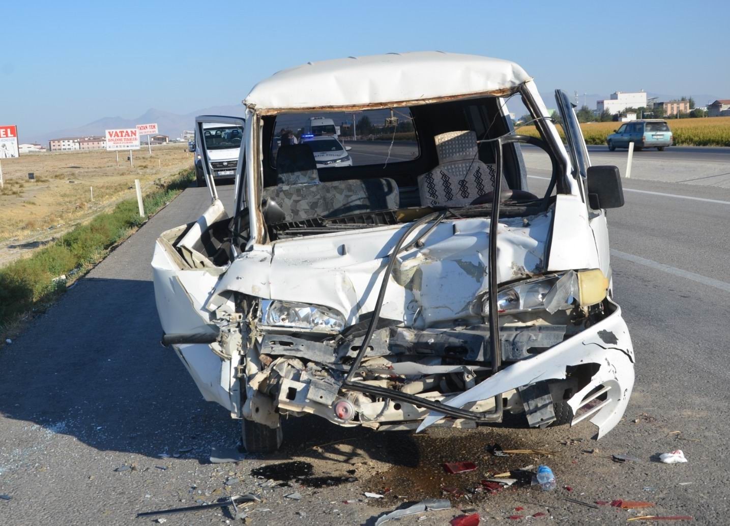 Konya’da minibüs tıra çarptı: 1 yaralı