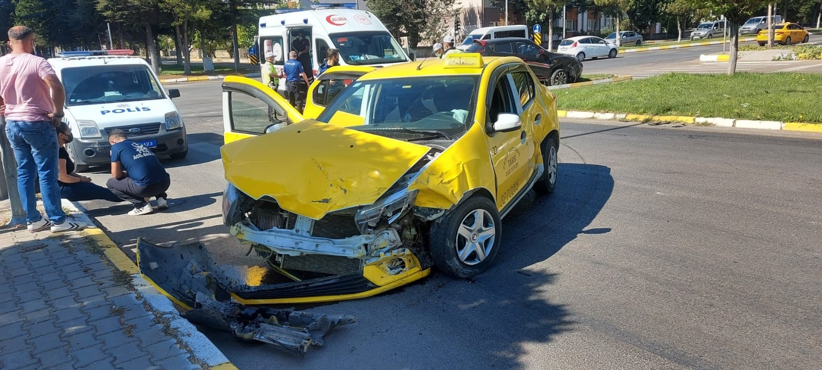 Isparta’da ticari taksi ile otomobil çarpıştı: 3 yaralı