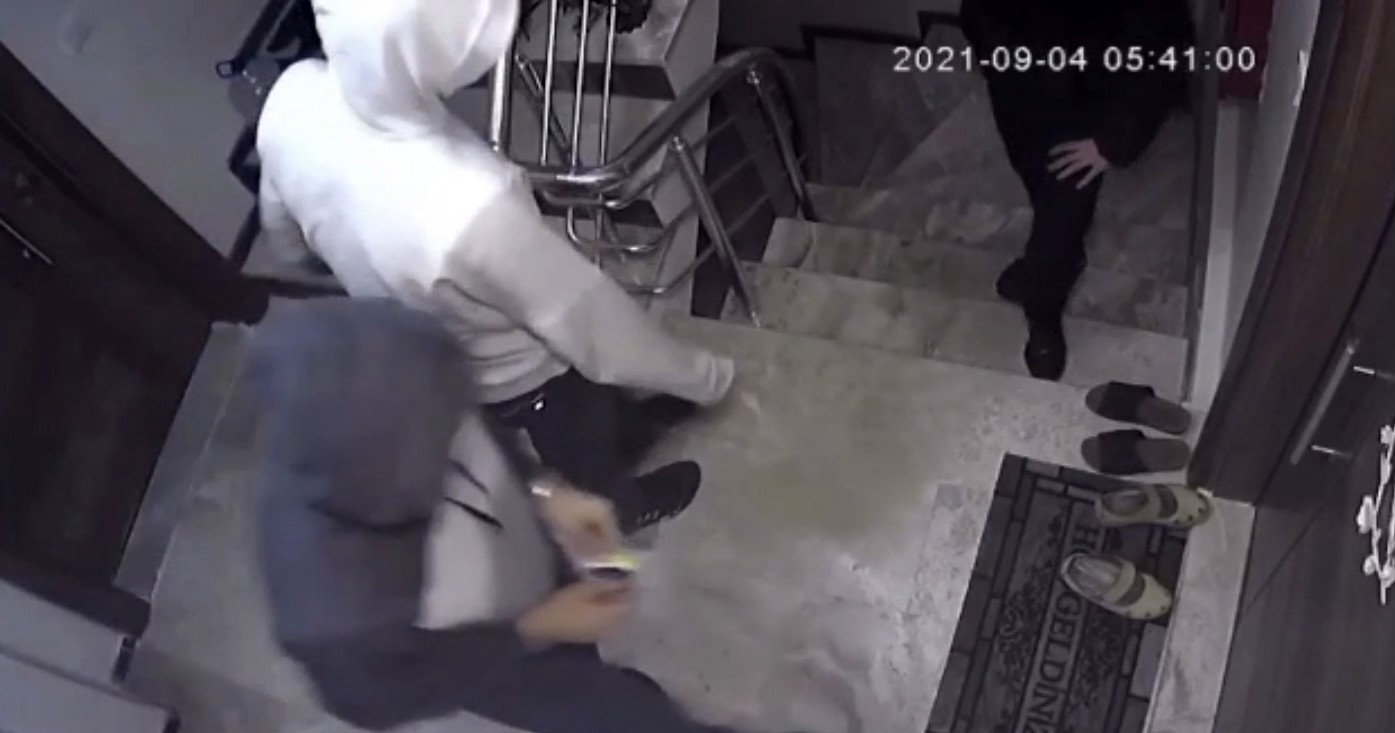 (Özel) Fatih’te evden hırsızlık girişimi kamerada