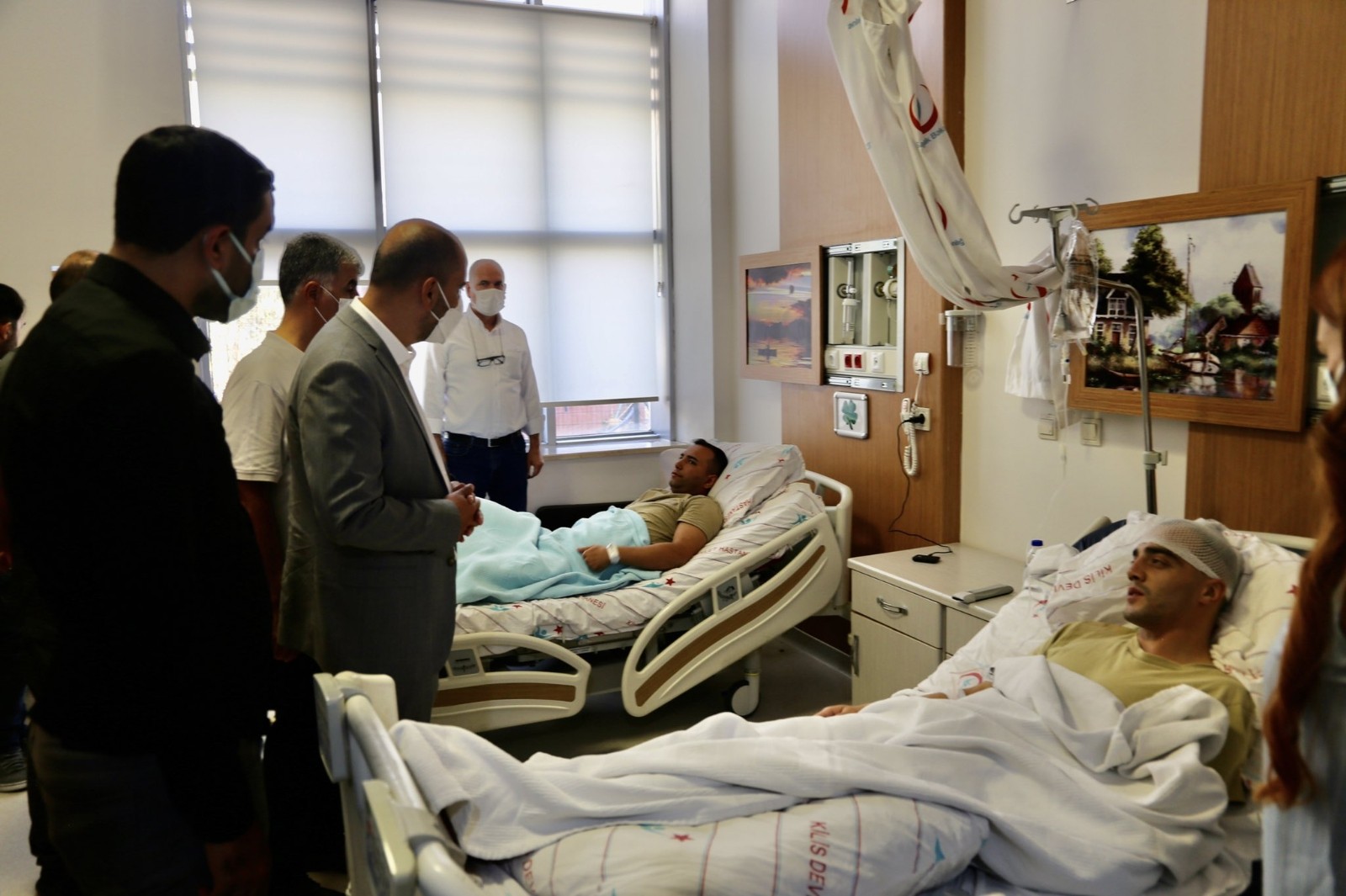 Karataş, El-Bab’da yaralan askerleri ziyaret etti