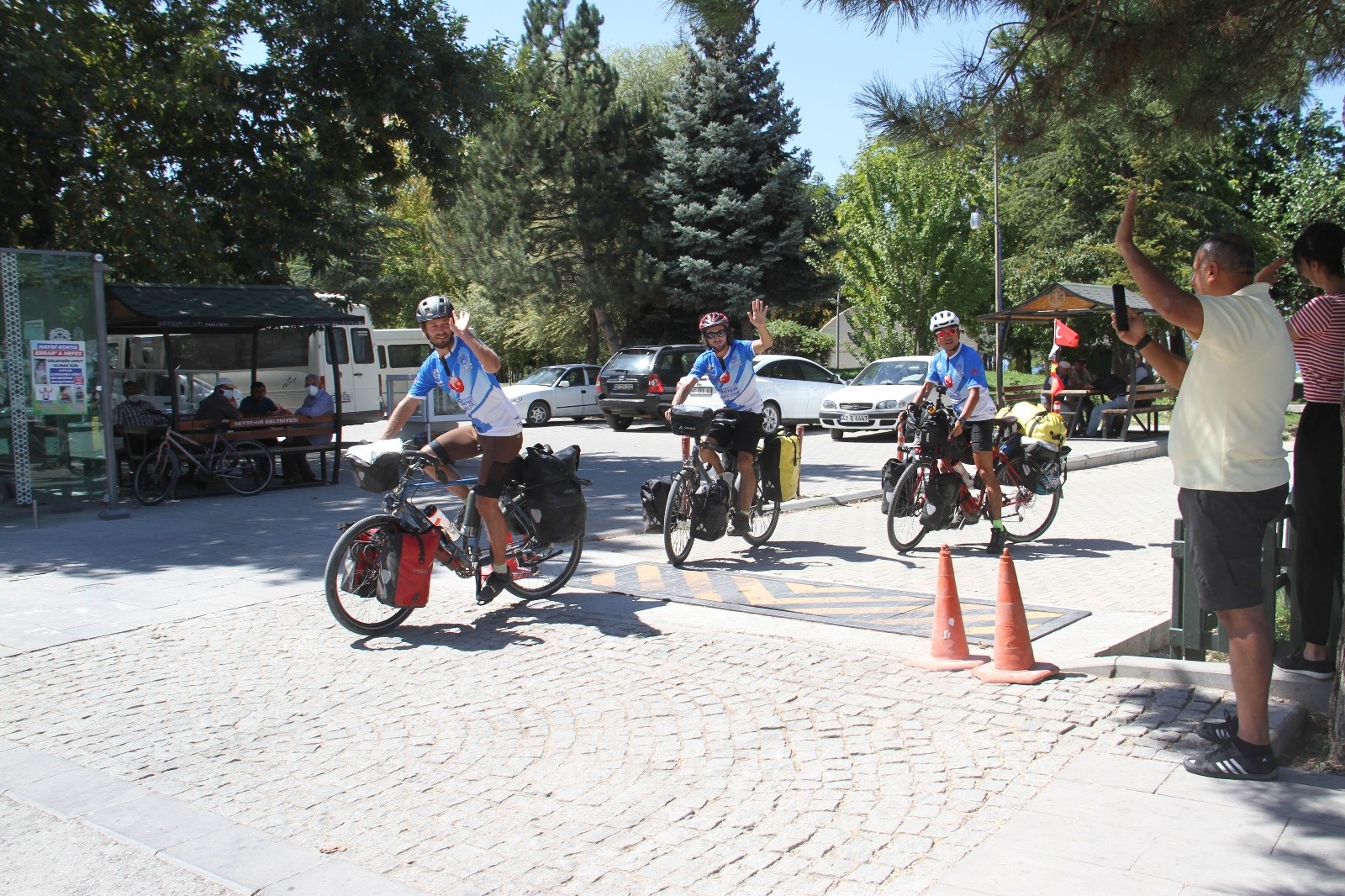 Bisiklet turunda yolları Türkiye’de kesişen Fransız ve Çinli mühendisler Konya’da mola verdi