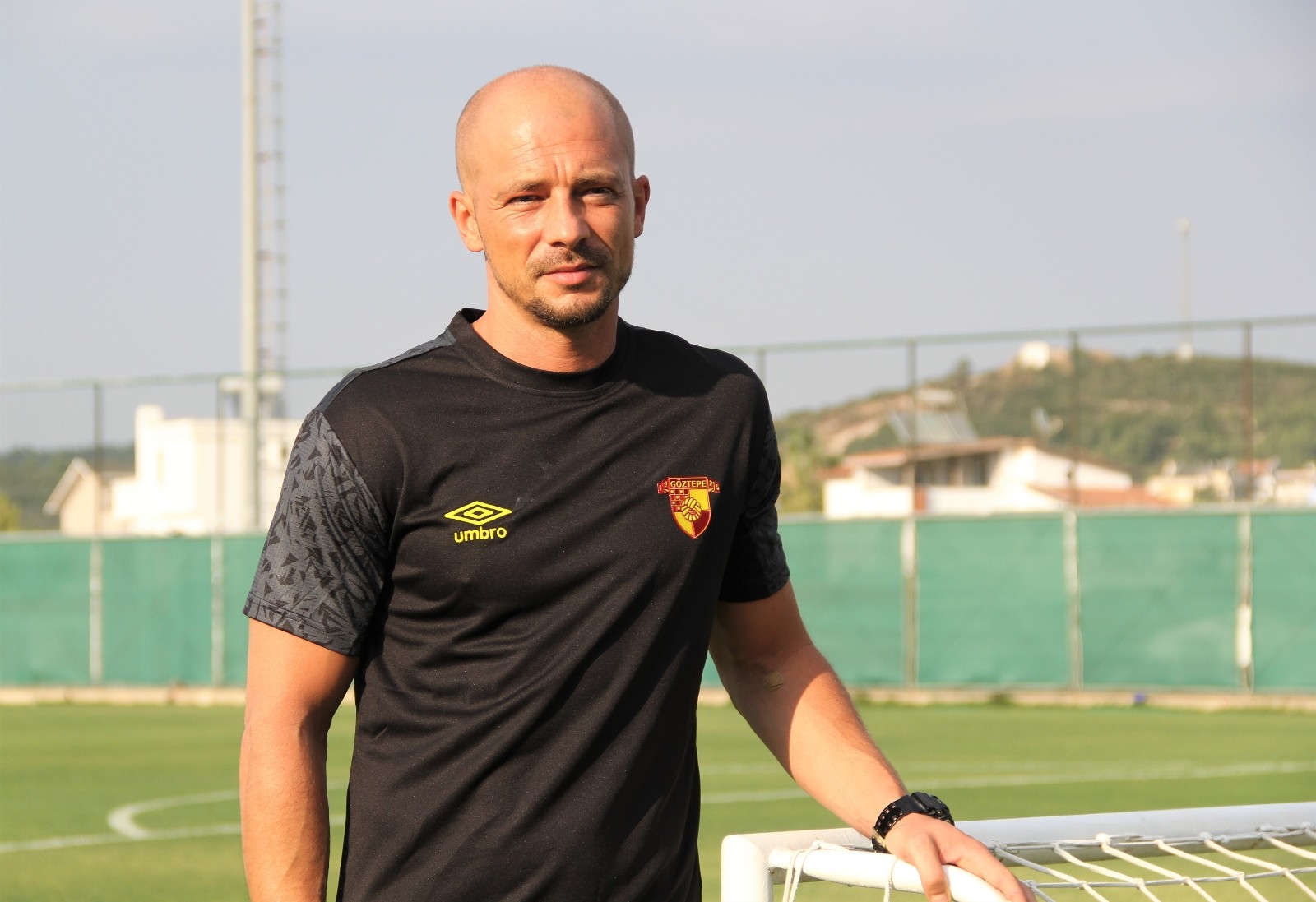 Göztepe’nin yeni teknik direktörü Nestor El Maestro ilk antrenmanına çıktı