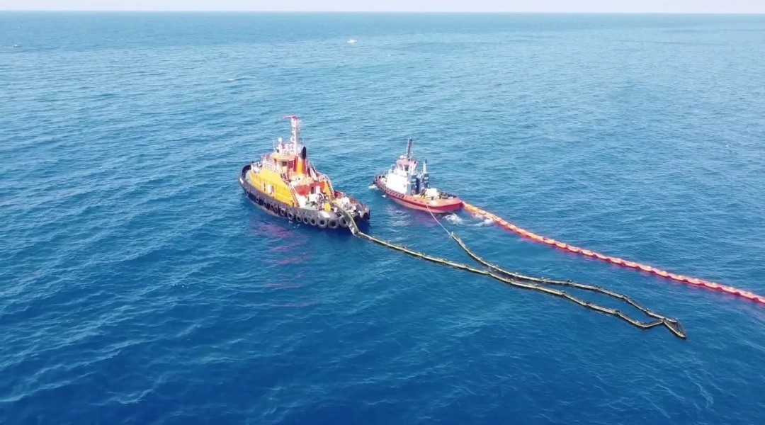 Samandağ’da denizde ve karada petrol temizliği sürüyor
