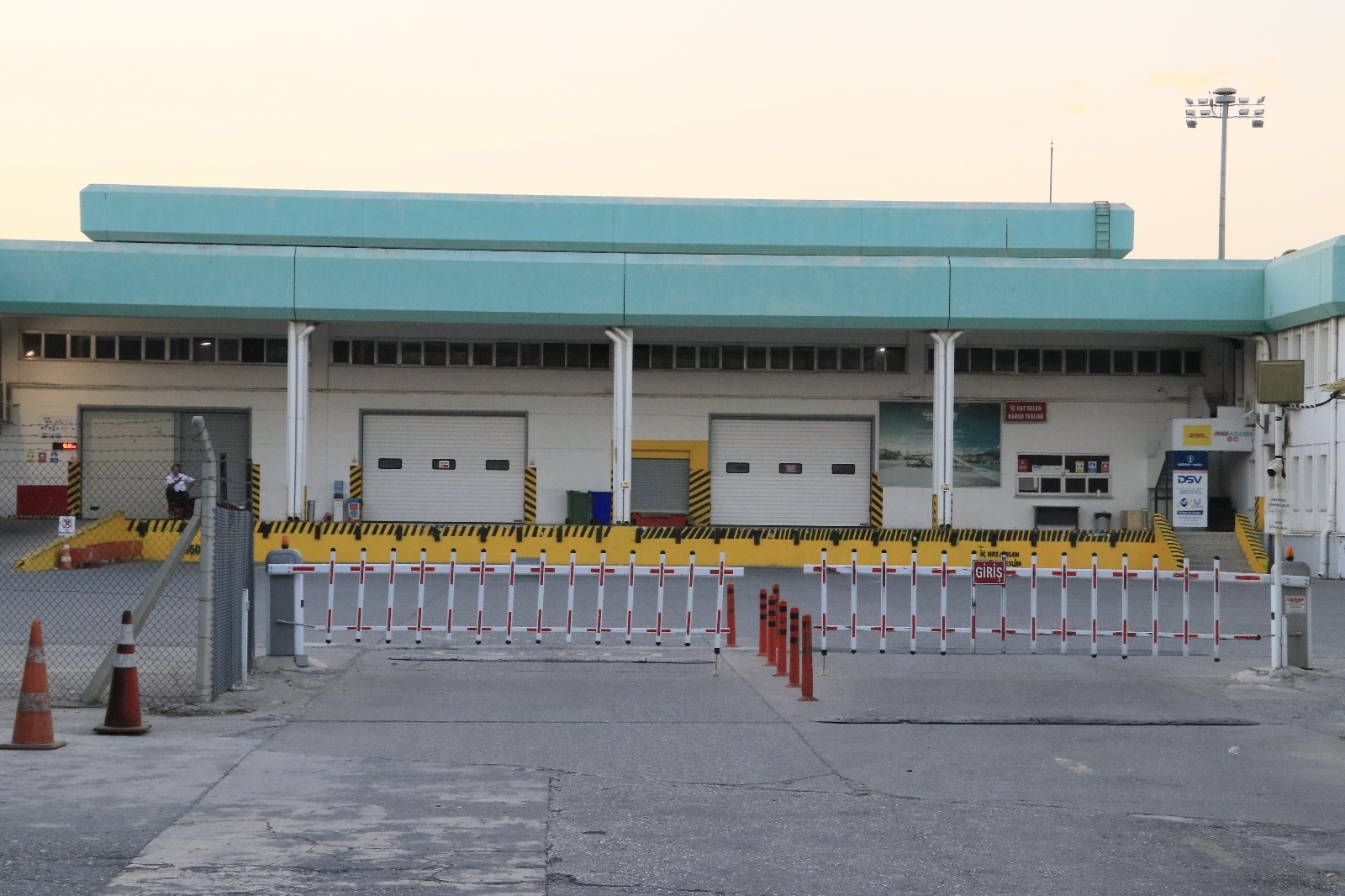 Adana Havalimanı’nda klima motoru patladı: 2 işçi yaralandı