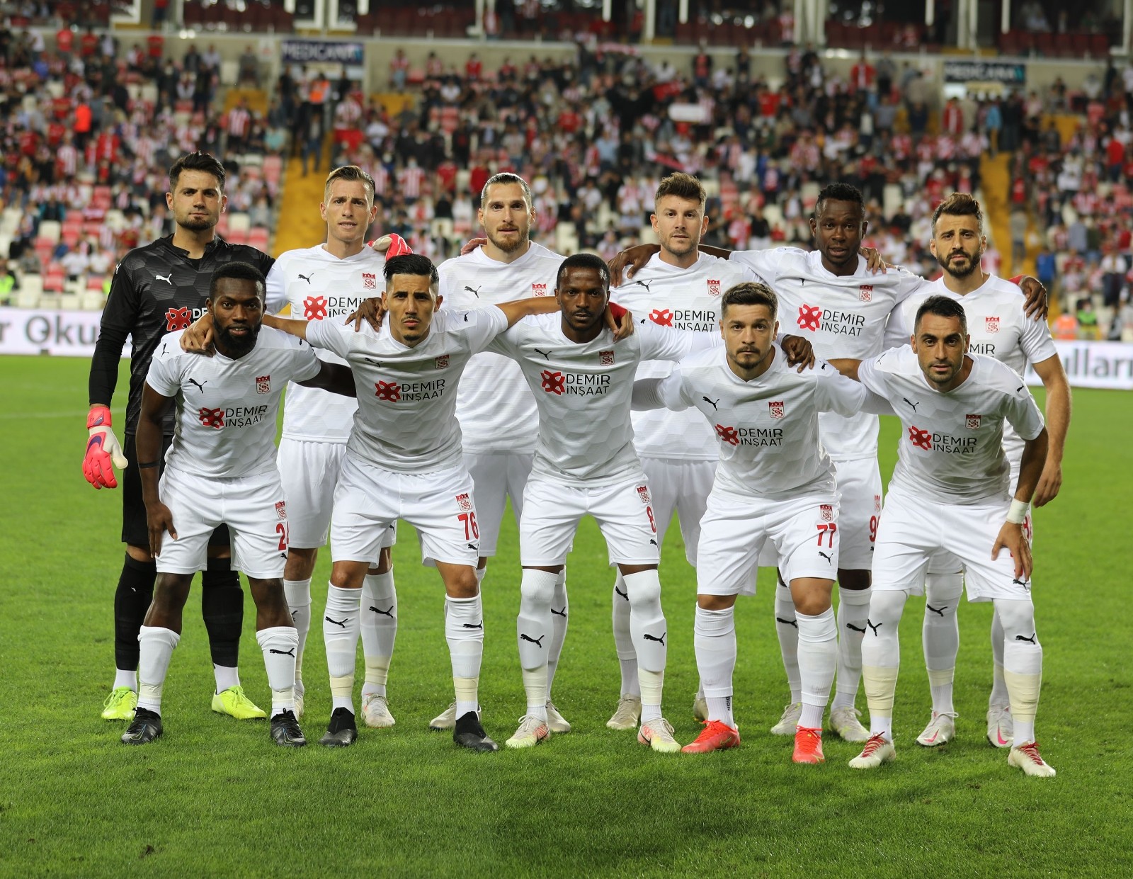 Sivasspor’da 11 futbolcu geldi, 8 gitti