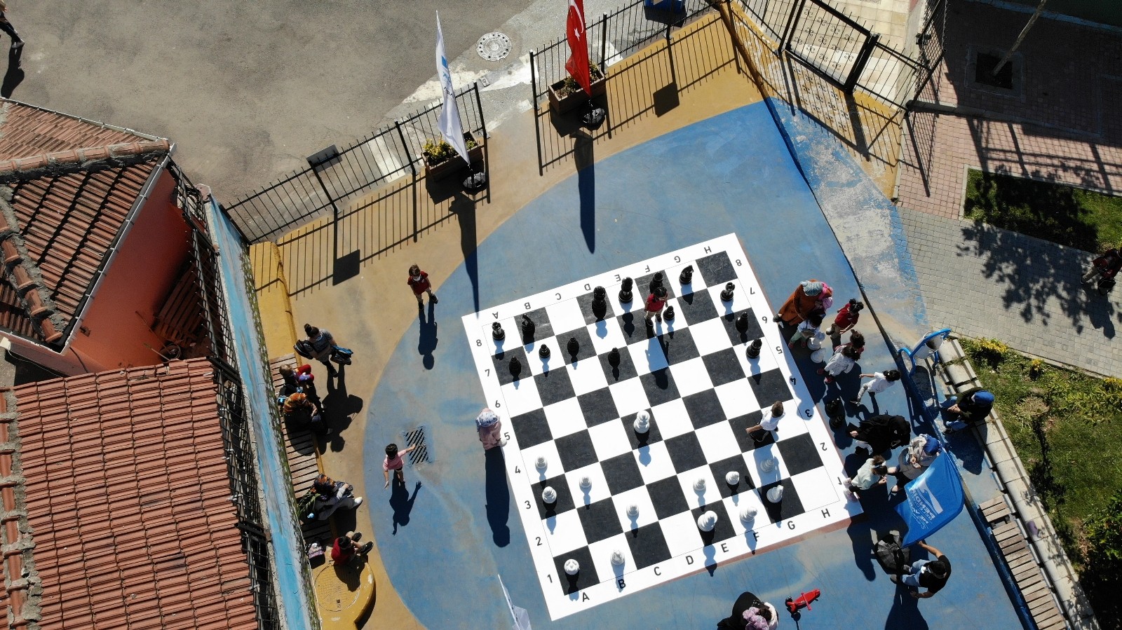 Pendik’te Çocuk Oyunları Sokağında buluşan miniklerin satranç rekabeti