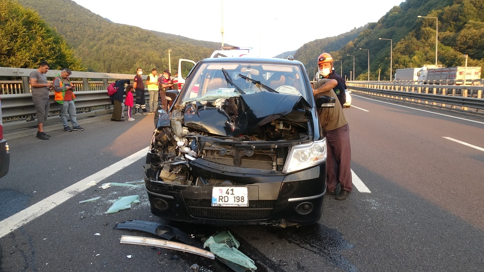 TEM’de hafif ticari araç tıra çarptı: 2 yaralı