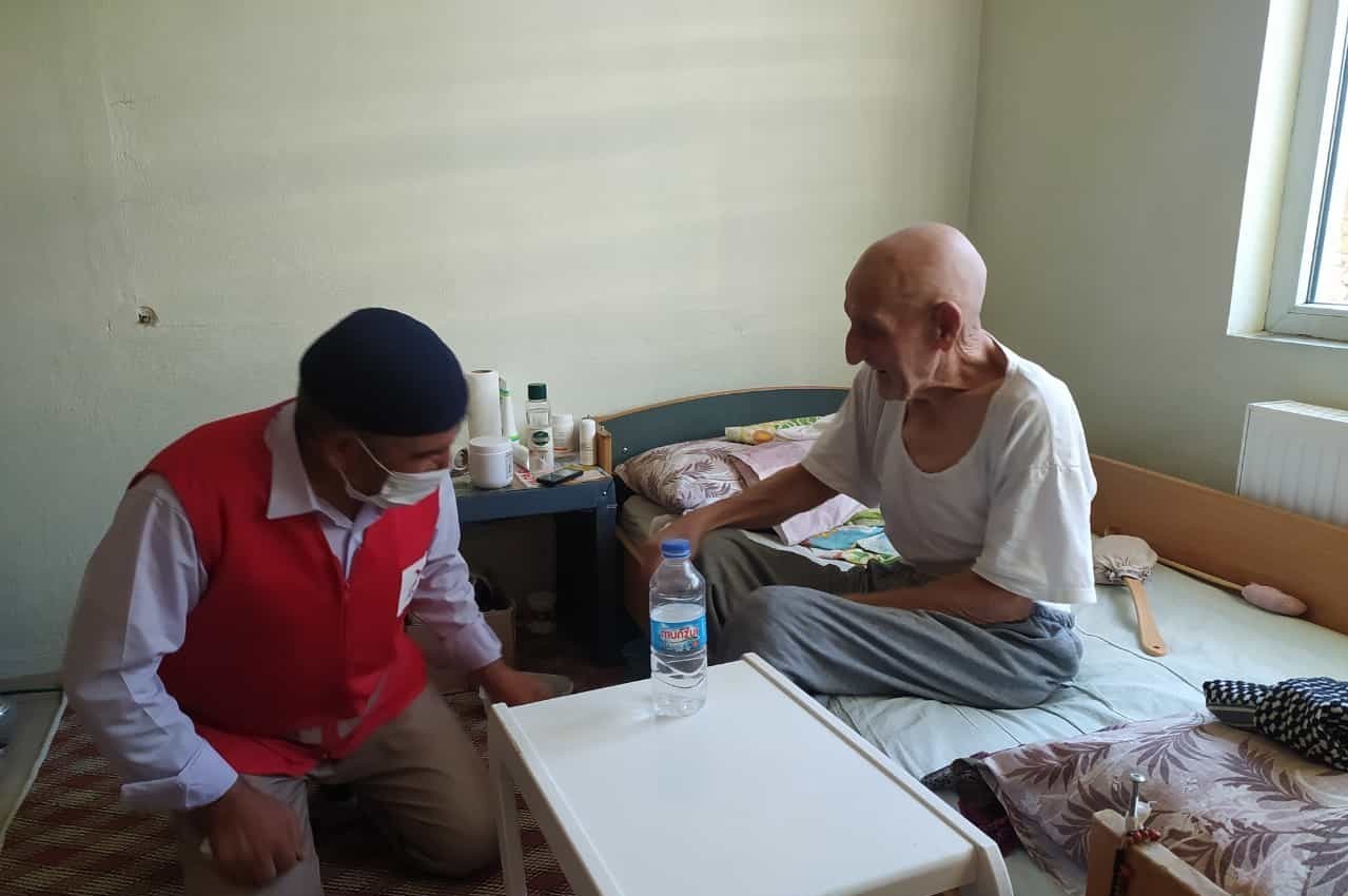 Türk Kızılayı Dicle’de engelli, yaşlı ve hastaları ziyaret etmeye devam ediyor