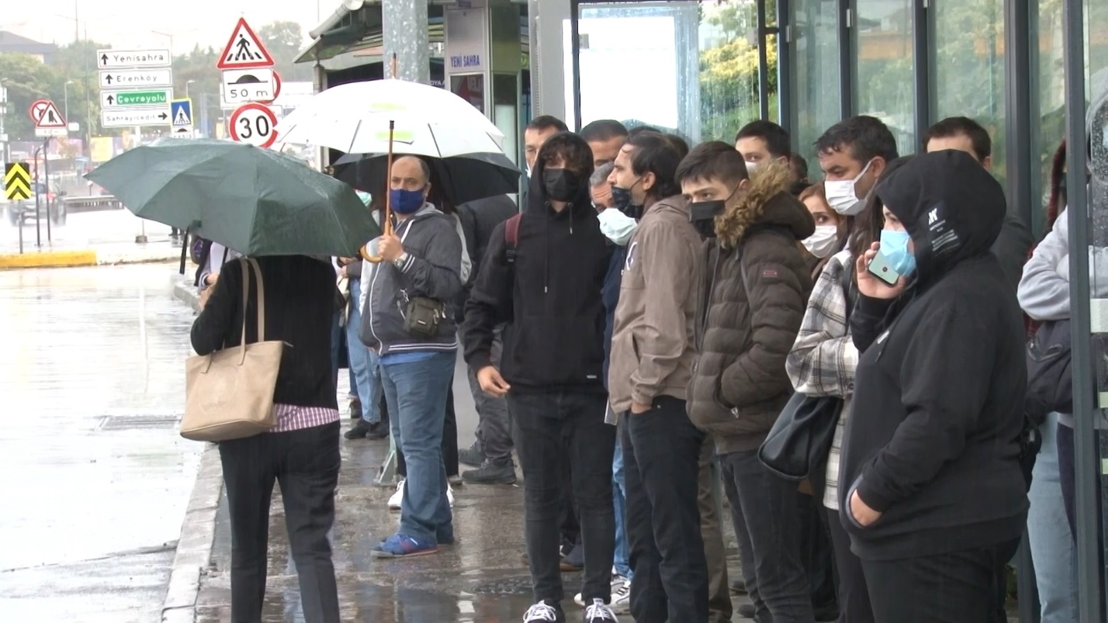 Kadıköy’de öğrencinin yağmur sonrası trafik ve otobüs isyanı
