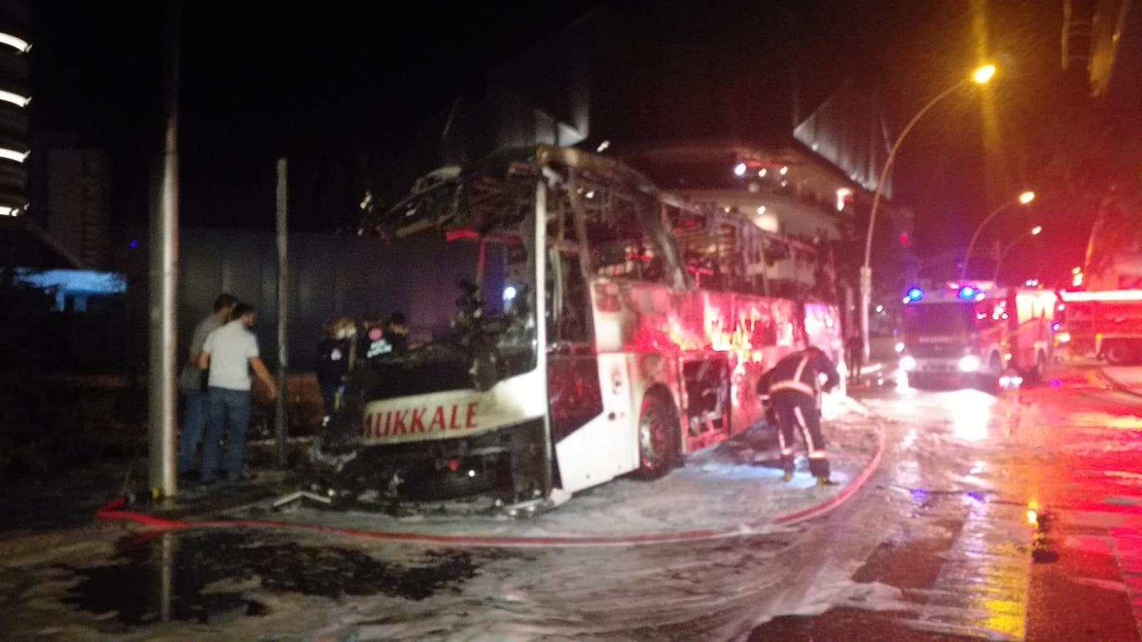 Aydınlatma direğine çarpan yolcu otobüsü yandı: 1 ölü, 3’ü ağır 17 yaralı