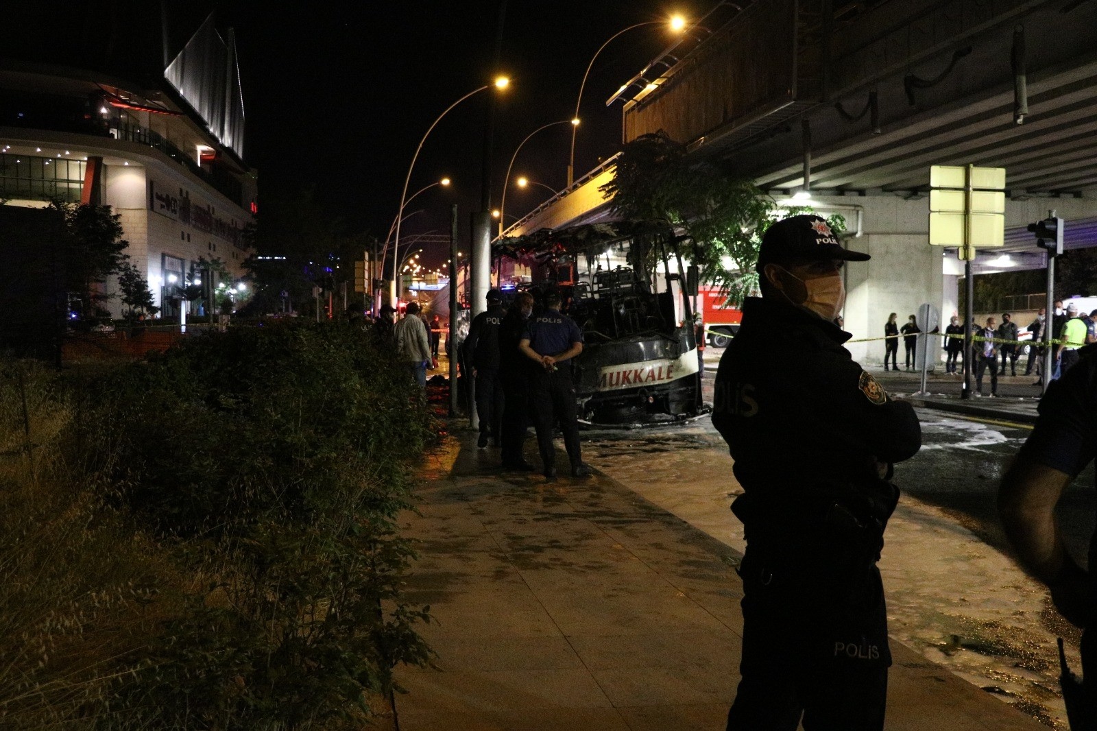 Başkent’te yolcu otobüsü önce levha daha sonra aydınlatma direğine çarparak alev aldı: 1 kişi hayatını kaybederken 3 ağır, 17 kişi yaralandı