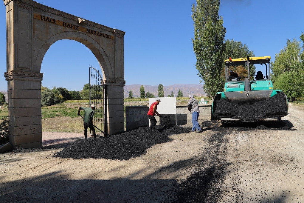 Hacı Hafız Mezarlığı yoluna sıcak asfalt döküldü