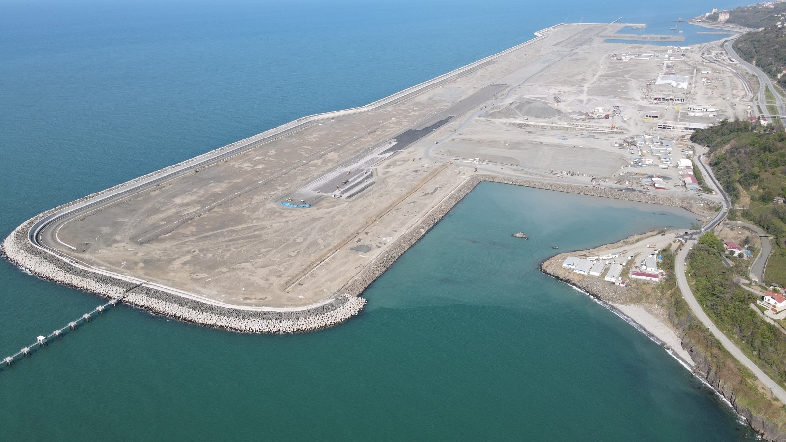Rize-Artvin Havalimanında 100 milyon ton dolgunun 97 milyon tonu tamamlandı