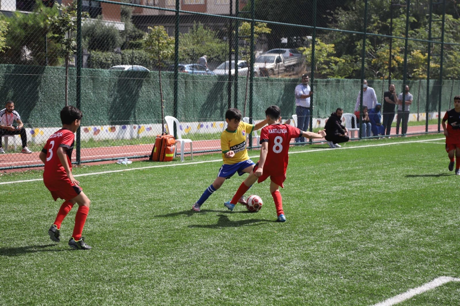 Kartallı genç futbolcular taçsız kral Metin Oktay için yeşil sahada
