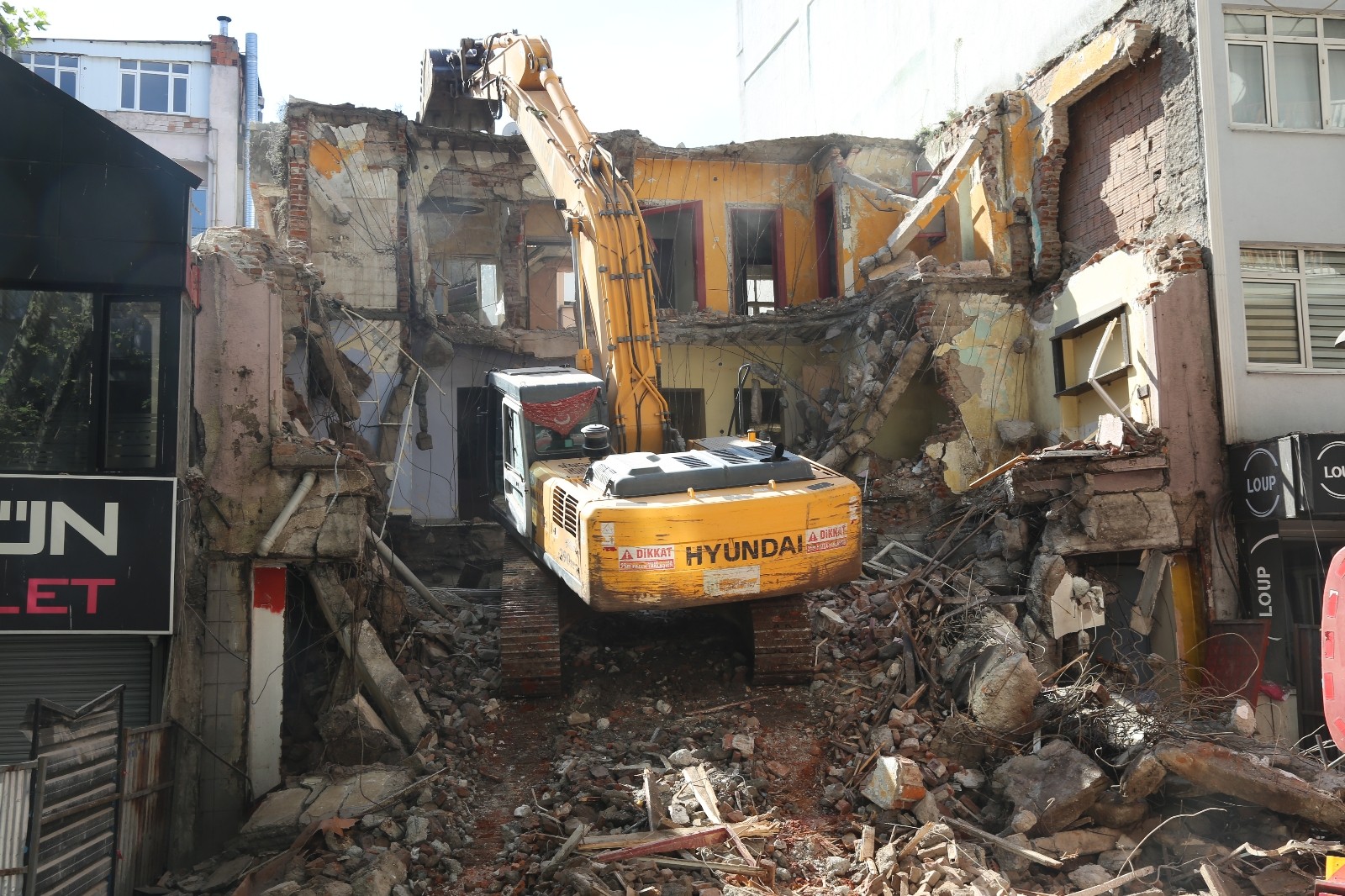 Gölcük depreminde ağır hasar gören bina 22 yıl sonra yıkıldı