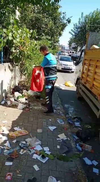 (Özel) Pendik’te temizlik işçisinin yürek ısıtan Türk bayrağı hassasiyeti