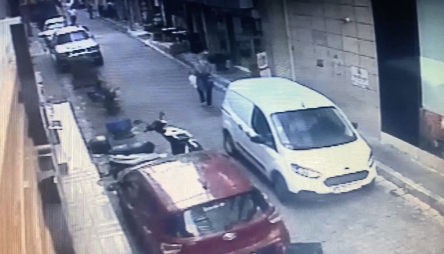 (Özel) İstanbul’da dehşet anları: Aracın altında kalan kadını böyle kurtardılar