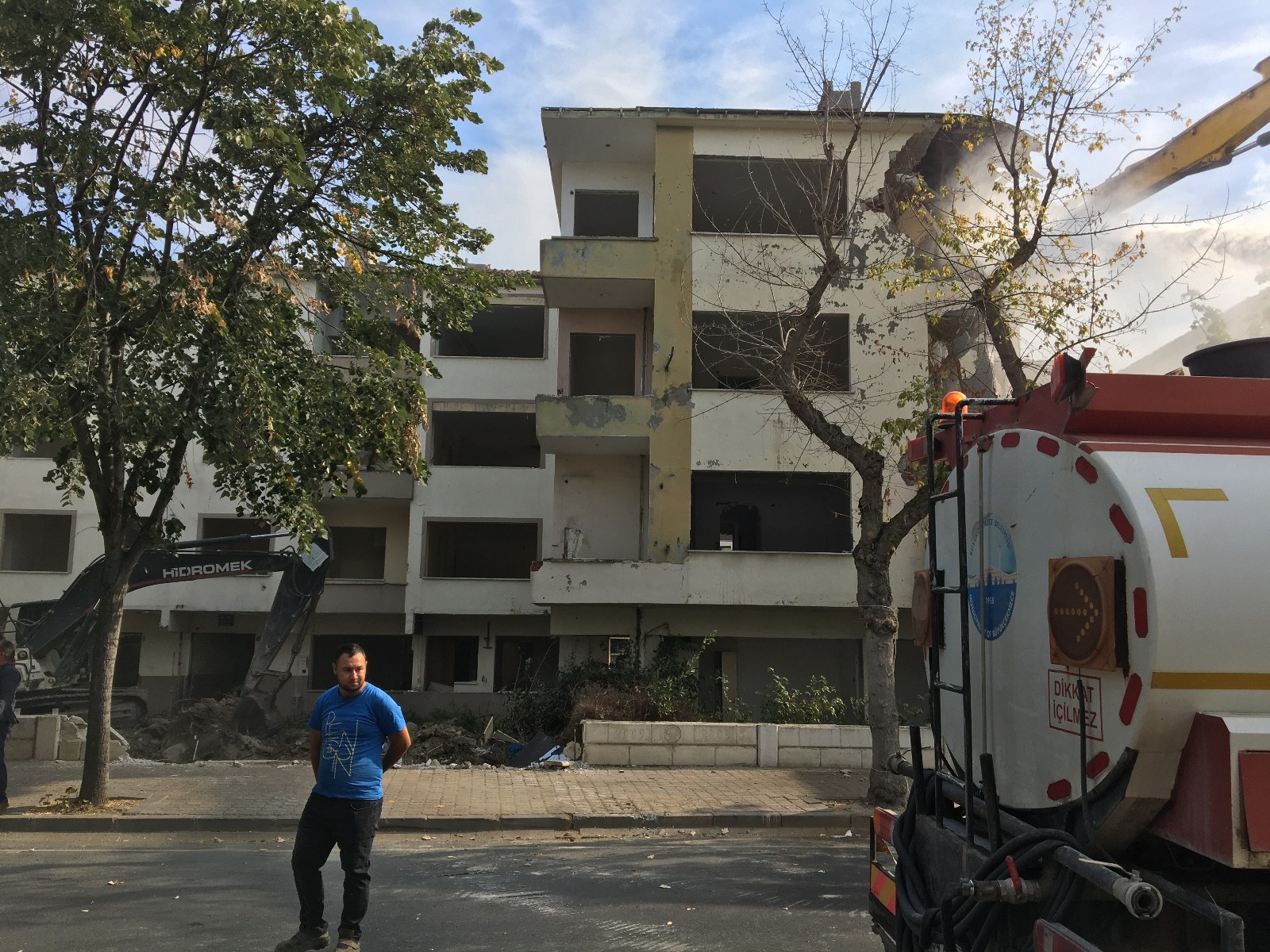 Büyükçekmece’de deprem riski taşıyan hasarlı binaların yıkımı sürüyor