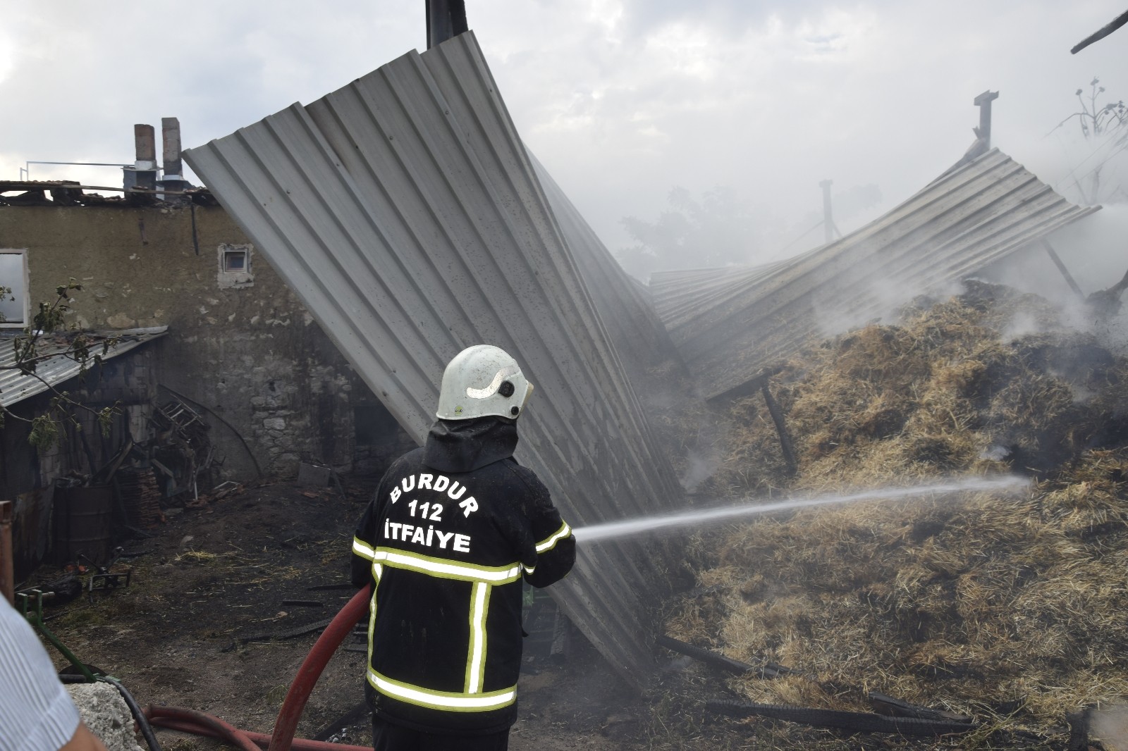 Çendik köyünde yangın: Bir ev, ahır ve 700 saman balyası kül oldu